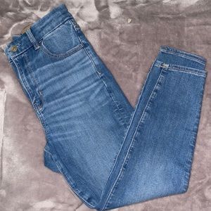 CURVY SUPER HI-RISE JEGGING CROP JEANS: 4 SHORT